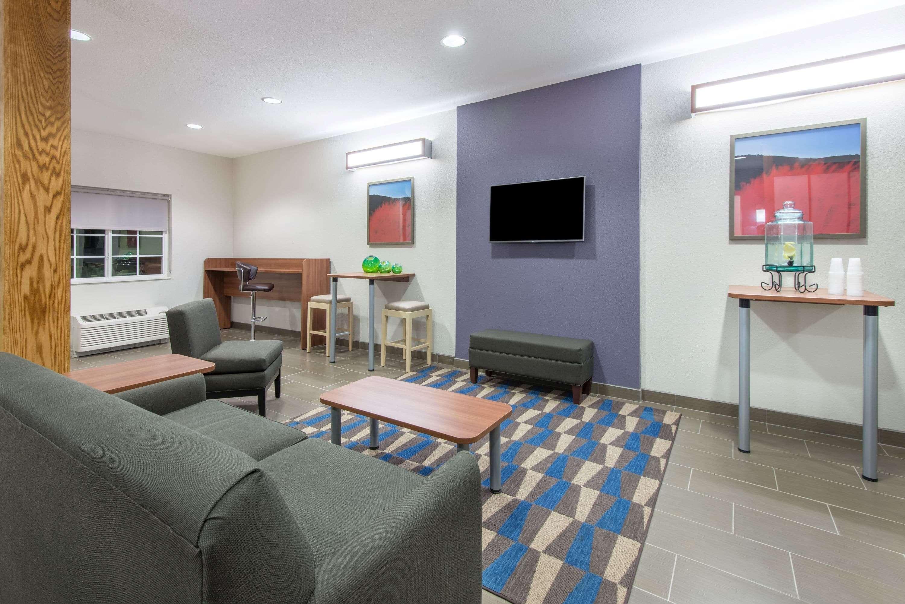 Microtel Inn & Suites By Wyndham Cadiz Экстерьер фото